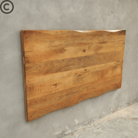 Tête de lit en manguier massif vue en perspective – modèle à bords irréguliers “live edge” pour une chambre naturelle et élégante.