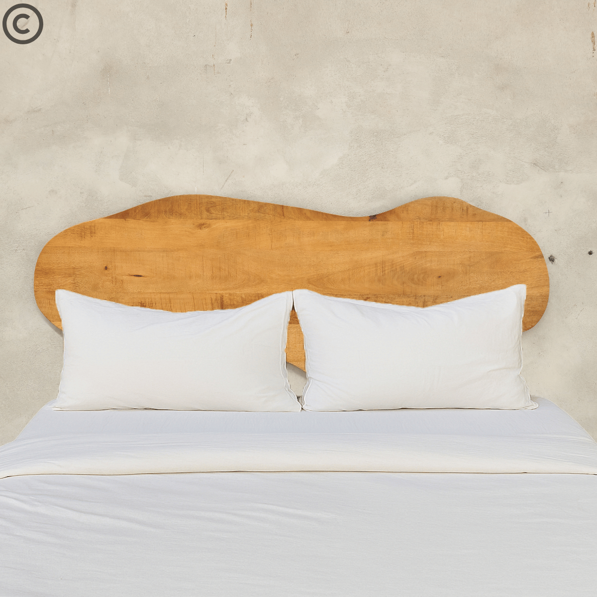 Tête de lit en manguier massif forme organique installée derrière un lit double – design naturel et chaleureux pour chambre moderne Kukuu.