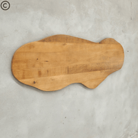 Tête de lit en manguier massif forme organique, vue en angle – design naturel et artisanal, bois doré à la finition satinée Kukuu.