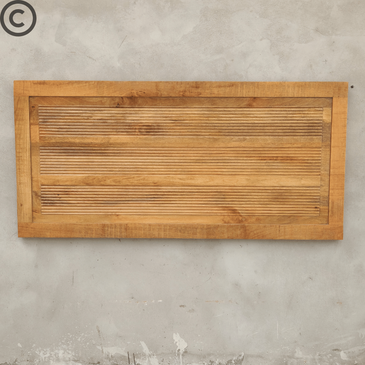 Tête de lit en bois de manguier massif, motif lignes horizontales sculptées, finition naturelle – mobilier artisanal Kukuu.