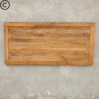 Tête de lit en bois de manguier massif, motif lignes horizontales sculptées, finition naturelle – mobilier artisanal Kukuu.