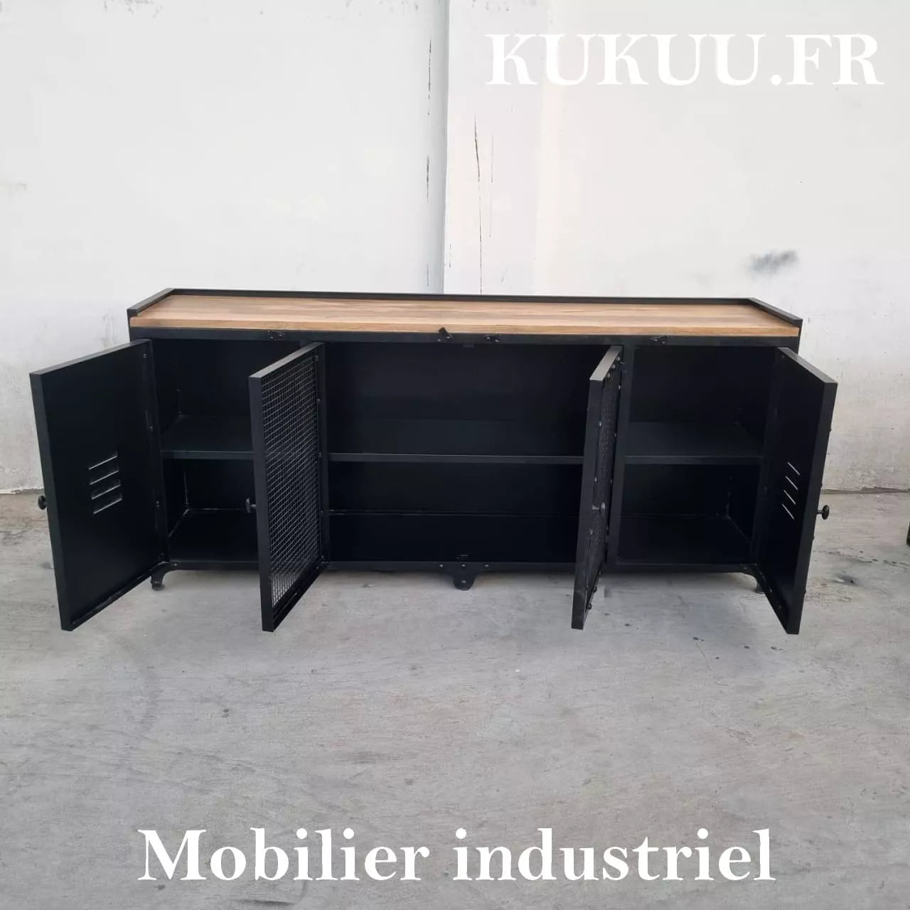 Ce buffet industriel 180 cm a été fabriqué à partir d'une structure en métal et d'un plateau en bois massif de manguier. Il est composé de quatre portes métalliques et d'espaces de rangement. Dimensions: 180 (L) X 45 (l) X 90 (H) cm. Kukuu, meubles industriels de qualité.