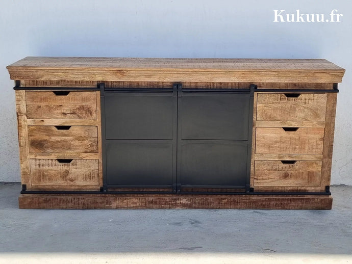 Ce buffet industriel fait de bois massif de manguier et métal, est composé de 6 tiroirs en bois, 2 portes coulissantes et de 2 étagères. Dimensions: 200 (L) X 45 (l) X 90 (H) cm. Kukuu, ameublement style industriel.