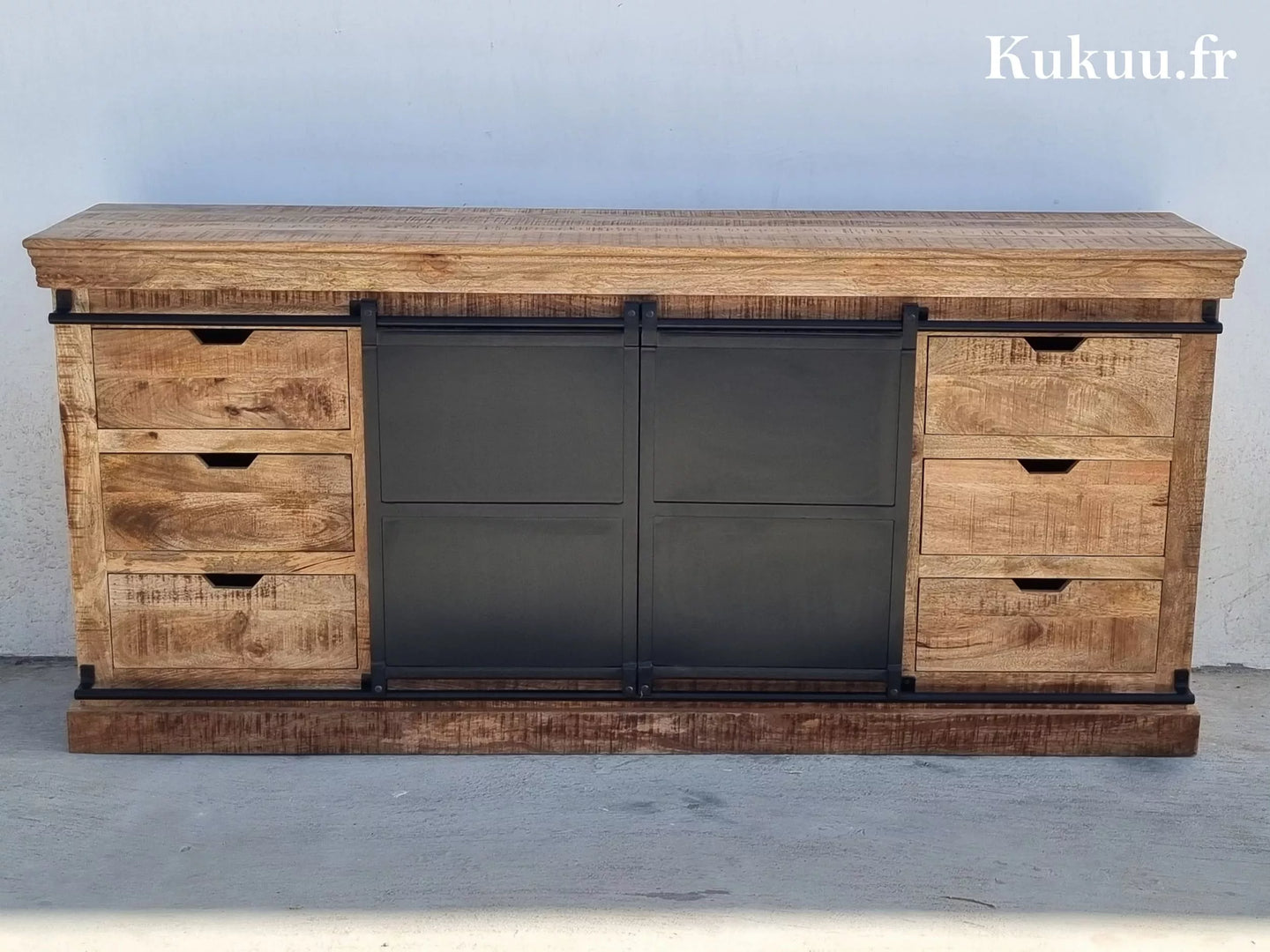 Ce buffet industriel fait de bois massif de manguier et métal, est composé de 6 tiroirs en bois, 2 portes coulissantes et de 2 étagères. Dimensions: 200 (L) X 45 (l) X 90 (H) cm. Kukuu, ameublement style industriel.