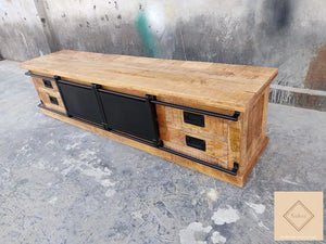 Meuble tv avec portes coulissantes, fait de bois de manguier et portes coulissantes en métal.. Mesures: 200 x 45 x 50 cm. Kukuu, boutique en ligne de meubles et décoration d'intérieur industrielle.