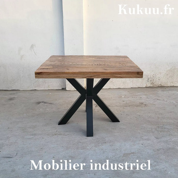 La table à manger carrée 110 cm est disponible en différentes dimensions: 110, 120, 130 et 140 cm. Cette table convient pour 4 personnes. Celle-ci a été fabriquée à partir d'un pied en métal et d'un plateau en bois massif de manguier. Mesures: 110 x 110 x 78 cm. Kukuu, fournisseur de mobilier style industriel de qualité supérieure.
