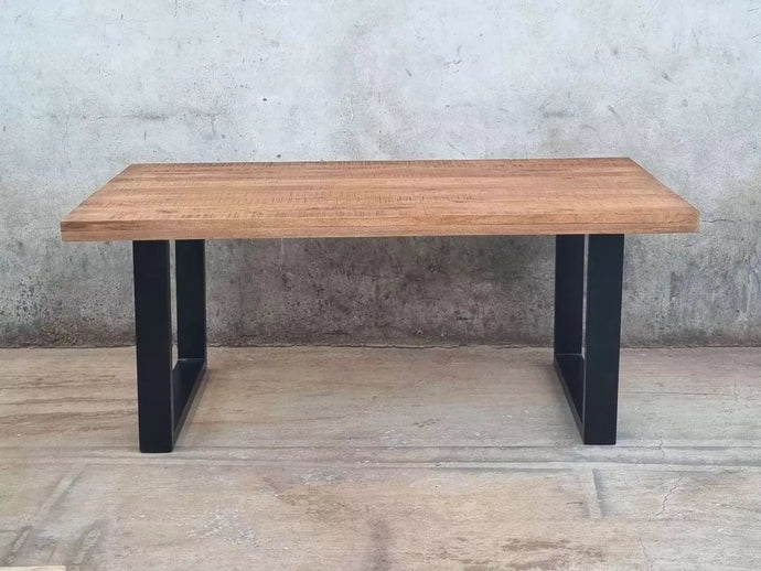 La table industrielle 200 cm BROOKLYN est disponible en différentes dimensions: 160, 180, 200 et 220 cm. Mesures: 200 x 100 x 78 cm. Kukuu, boutique en ligne de mobilier industriel, meubles d'intérieur en bois massif.