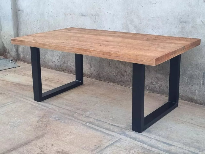 La table industrielle 180 cm BROOKLYN a été fabriquée en métal et bois de manguier. Mesures: 180 x 100 x 78 cm. Kukuu, boutique en ligne de mobilier industriel, meubles d'intérieur en bois massif.