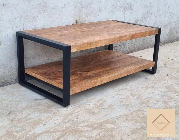 Cette table basse industrielle avec étagère a été fabriquée à partir de métal et de bois massif de manguier. Celle-ci est composée de 2 étagères. Dimensions: 120 (L) X 60 (l) X 45 (H) cm. Kukuu, boutique en ligne de mobilier industriel et bois massif de qualité supérieur.