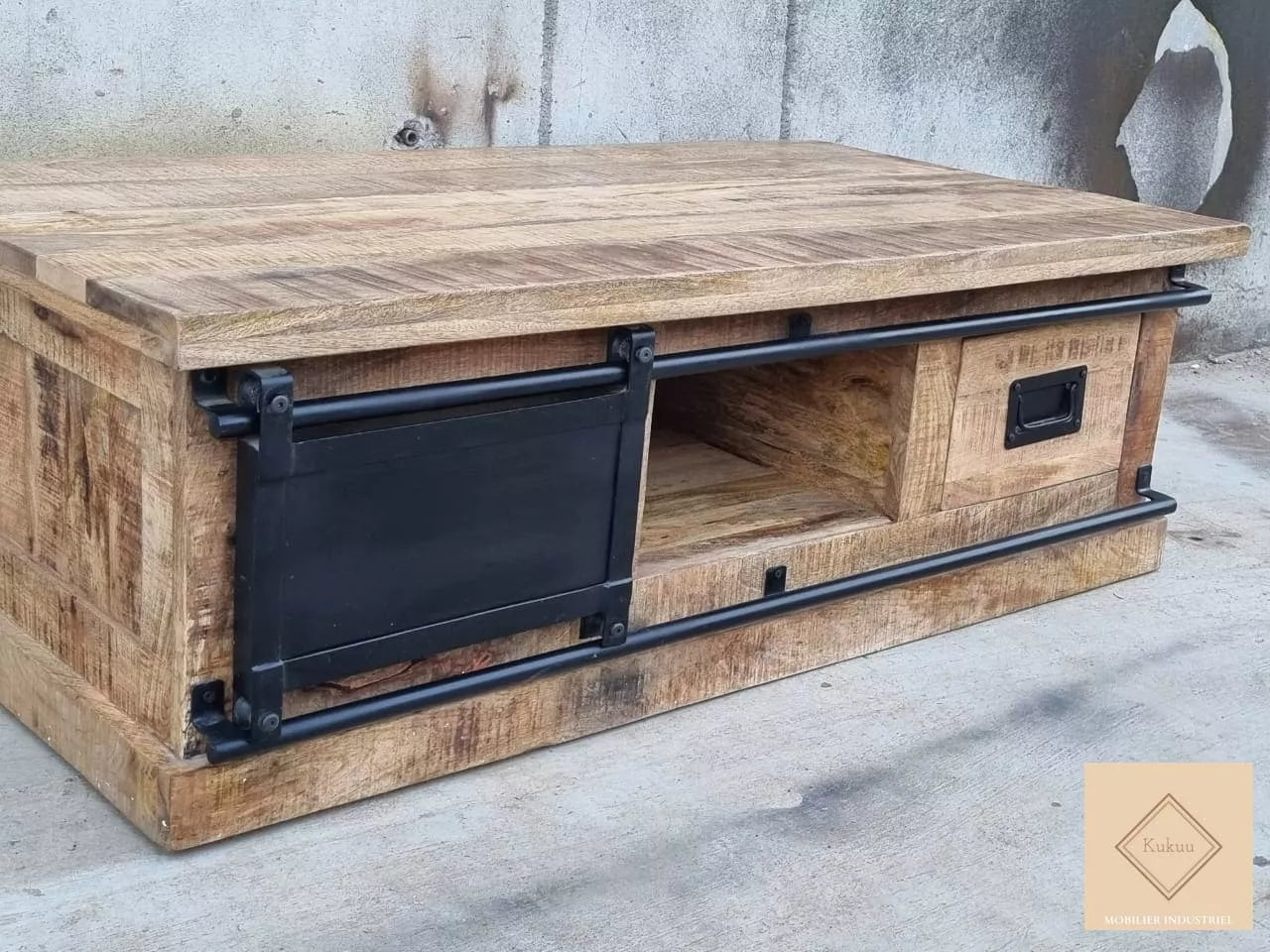 Table Basse industrielle bois et métal teinte brou de noix  Table basse  industrielle, Meuble télé en palette, Table basse