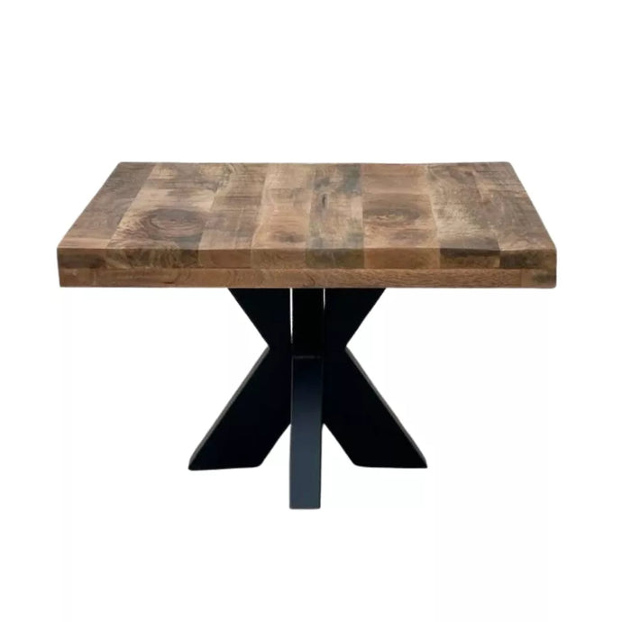 Cette table basse industrielle carrée été fabriquée à partir de métal et bois de manguier. Mesures: 70 x 70 x 45 cm. Kukuu, boutique en ligne de meubles industriels, vintages et scandinaves.