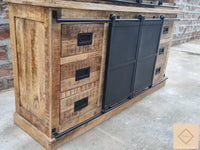 Ce vaisselier industriel a été fabriqué à partir de bois massif de manguier pour sa structure et d'acier et verre pour ses portes coulissantes. Longueurs disponibles: 140, 160, 180 cm. Largeur: 45 cm. Hauteur: 200 cm. Kukuu, boutique en ligne de mobilier industriel.