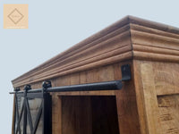 Ce vaisselier industriel a été fabriqué à partir de bois massif de manguier pour sa structure et d'acier et verre pour ses portes coulissantes. Longueurs disponibles: 140, 160, 180 cm. Largeur: 45 cm. Hauteur: 200 cm. Kukuu, boutique en ligne de mobilier industriel.