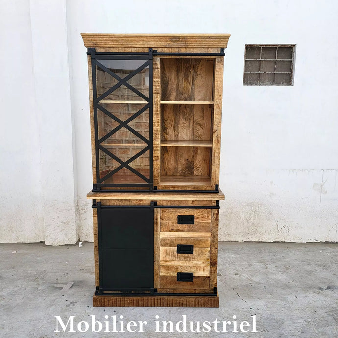 Notre vaisselier industriel a été fabriqué en deux parties, à partir de bois de manguier et acier. Mesures: 100 x 45 x 200 cm. Kukuu, boutique en ligne de mobilier industriel d'intérieur.