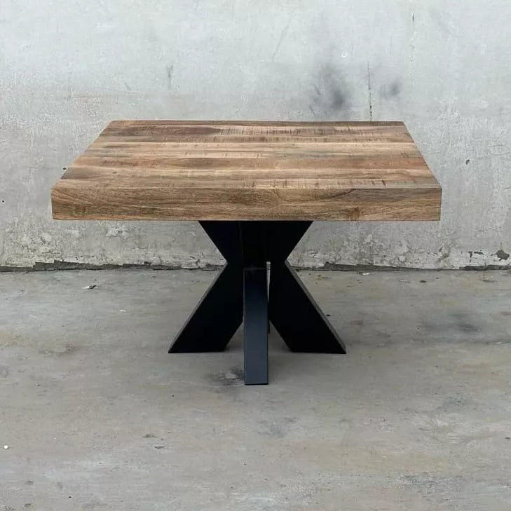 Cette table basse industrielle carrée été fabriquée à partir de métal et bois de manguier. Mesures: 70 x 70 x 45 cm. Kukuu, boutique en ligne de meubles industriels, vintages et scandinaves.