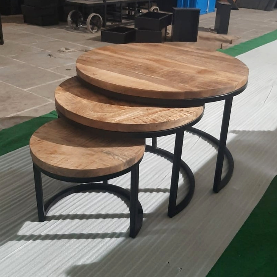 tables gigognes style industriel, faites en bois de manguier et métal. Kukuu, spécialiste en meubles industriels.