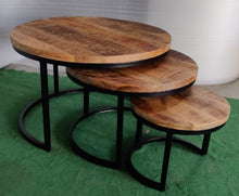 Charger l&#39;image dans la galerie, tables gigognes style industriel, faites en bois de manguier et métal. Kukuu, spécialiste en meubles industriels.
