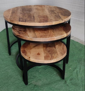 tables gigognes style industriel, faites en bois de manguier et métal. Kukuu, spécialiste en meubles industriels.