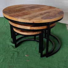 Charger l&#39;image dans la galerie, tables gigognes style industriel, faites en bois de manguier et métal. Kukuu, spécialiste en meubles industriels.
