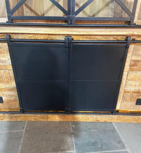Ce vaisselier industriel a été fabriqué à partir de bois massif de manguier pour sa structure et d'acier et verre pour ses portes coulissantes. Longueurs disponibles: 140, 160, 180 cm. Largeur: 45 cm. Hauteur: 200 cm. Kukuu, boutique en ligne de mobilier industriel.